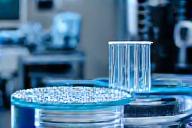 Éprouvettes et microscope dans un laboratoire d'analyses